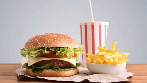  لهذا السبب.. لا تشربوا الصودا مع البرغر!