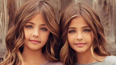 صور أجمل توأم في العالم، وانتقاد والدتهما بسبب إفساد طفولتهما