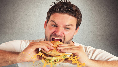 إحذروا تناول الطعام بسرعة.. قد يسبب الضرر بصحتكم