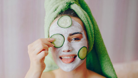 5 أقنعة طبيعية مرطبة رائعة تحتاجها بشرتك في فصل الربيع