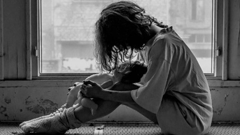 تعرفوا على 7 أعراض وعادات يقوم بها من يريد إخفاء كآبته وحزنه!