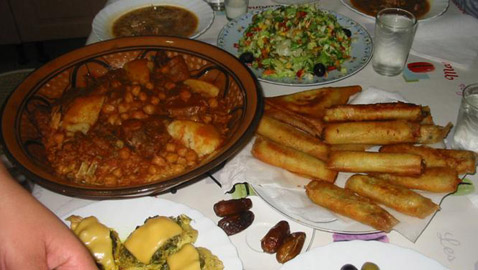 بالصور: أشهى الأطباق تزين موائد العرب في رمضان