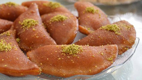 القطايف، الحلويات الأشهر في رمضان.. تعرفوا إلى أصلها