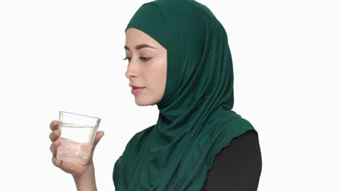 ماذا يحدث لجسمك عند شرب الماء بكثرة على السحور؟