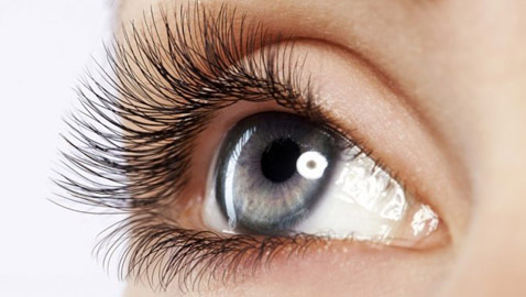 5 نصائح للحصول على رموش كثيفة جذابة وصحية براقة