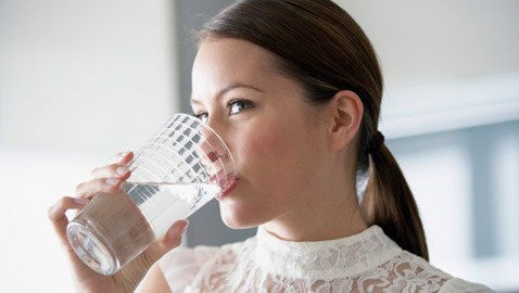 ما هي فوائد شرب الماء على الريق؟