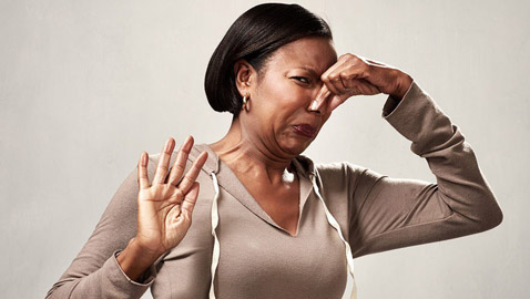 5 أسباب تؤدي لانبعاث روائح كريهة من الجسم