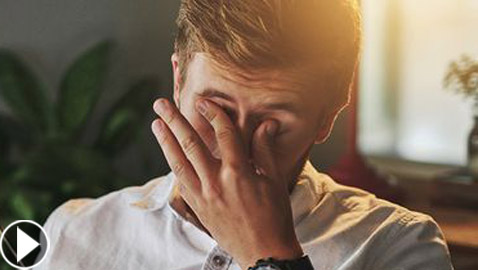 بالفيديو.. عادات يومية سيئة تدمر العين وتهدد صحتها