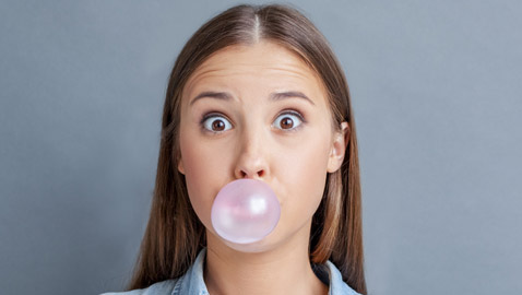 فوائد غير متوقعة لمضغ العلكة الخالية من السكر خاصة في هذه الأوقات!