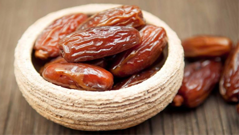 هذا ما يحصل للجسم عند تناول التمور يوميا...