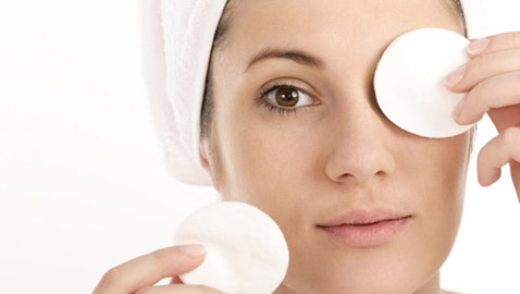 للحفاظ على نظرات شابة ومشرقة .. لكل عمر عناية خاصة لمحيط العينين