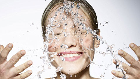 هل يجب غسل الوجه صباحاً أم مساءً، أم الاثنين معاً؟