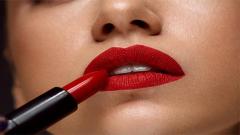 ما هي قصة أحمر الشفاه؟ وكيف تطور وتغير على مر السنين؟