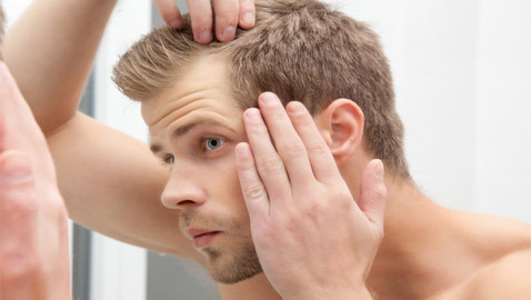 6 علامات لتساقط الشعر قد تشير إلى مشاكل صحية وأمراض خطيرة