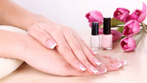 هل يعتبر الأكريليك أكثر ضرراً للأظافر من الجل؟