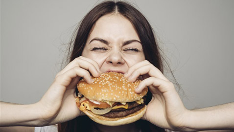 5 عادات شائعة جدا لتناول الطعام قد تؤدي إلى أمراض خطيرة!