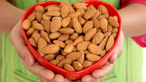 فوائد صحية لتناول اللوز يومياً.. تعرفوا عليها