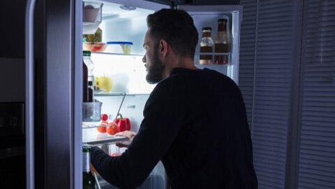 احذروا من تناول هذه الأطعمة ليلا.. تجنبوها تماما قبل النوم!