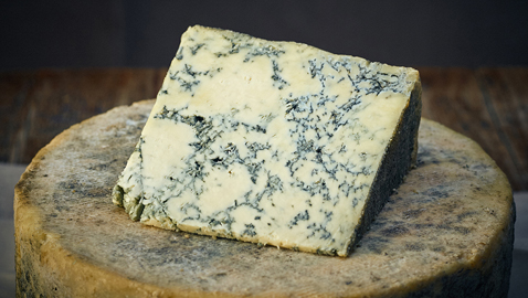 الجبن المتعفن.. 10 فوائد ستُوقعك في حبه!