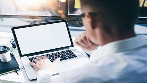 هل تجلسون مطولا أمام الكمبيوتر؟.. إليكم هذه النصائح الطبية!