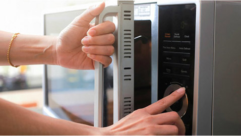 بينها البيض واللحوم المجمدة..أطعمة تجنبوا وضعها في الميكرويف!