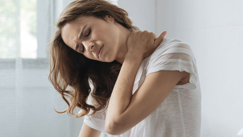 إذا تزامنت مع عوارض أخرى فهي إنذار خطر.. إليكم أسباب آلام الرقبة