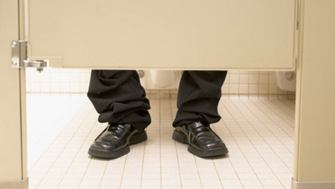 هل تساءلت لماذا تكون أبواب دورات المياه قصيرة في بعض الدول؟ 