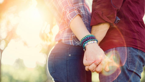 لغة الجسد: كيف تعرف قوة علاقتك مع حبيبتك من طريقة إمساكك بيدها؟