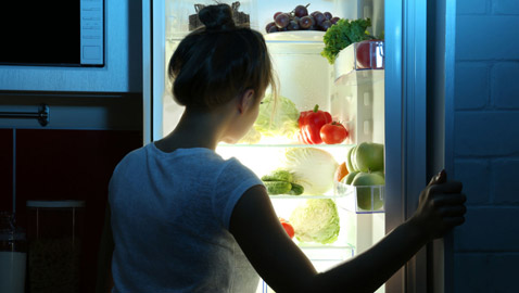 تجنبوا هذه الأطعمة المدمرة في الليل فهي تُعرقل النوم!