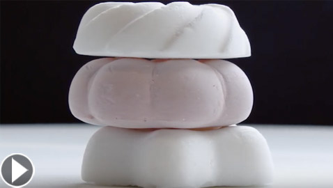 وزنها غرام واحد.. تعرفوا على الحلوى الأخف وزنا في العالم! فيديو