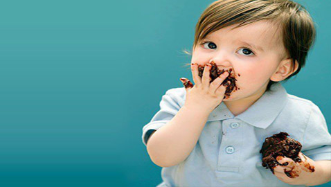 منها العسل والتونة.. قائمةُ الأغذية الخطيرة على صحّة طفلكِ!