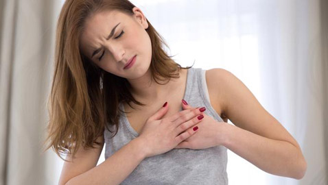 هل هي علامة خطيرة.. ما أسباب نغزات القلب المتكررة؟