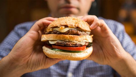 هذه الأطعمة والمشروبات تسبب الالتهابات.. احذروا منها..