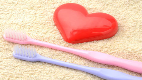 لن تصدق.. تنظيف الأسنان بانتظام يقي قلبك من هذا المرض!