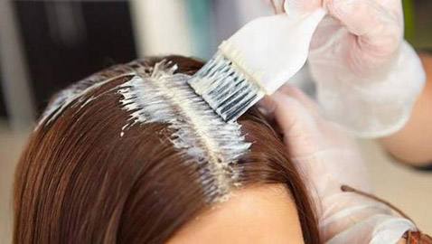 دراسة تحذّر النساء من صبغة الشعر.. تتسبب بمرض 