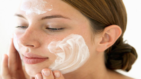 كيف تعرفين أن بشرتك بحاجة إلى كريم حماية من الشيخوخة؟