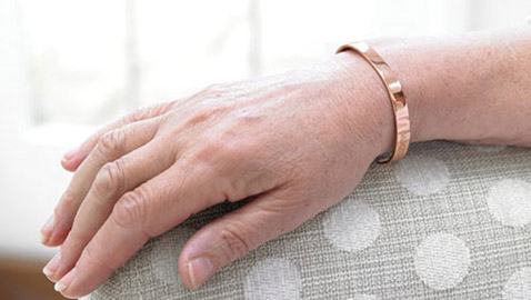 ارتداء أساور النحاس لعلاج آلام والتهابات المفاصل.. حقيقة أم وهم؟