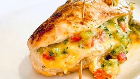 طريقة عمل صدور الدجاج المحشوة بالجبن والبروكولي