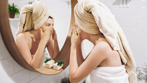 أيّ تقشير هو الأفضل لبشرتكِ في الشتاء؟