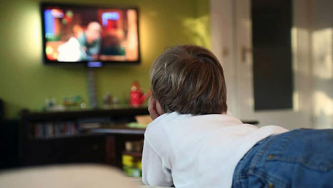 وضع الأطفال أمام الشاشات صباحا يزيد خطر تعرضهم لمشكلات في النطق