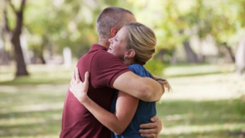 كم حضنًا يحتاج الإنسان في اليوم؟ وما هي فوائده؟