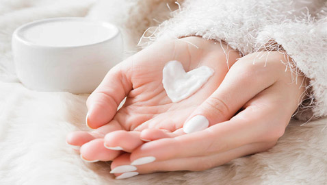 للبنات.. 7 طرق للتخلص من جفاف الأيدي في الشتاء