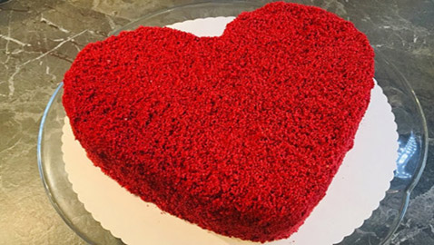 كيكة عيد الحب المخملية الحمراء