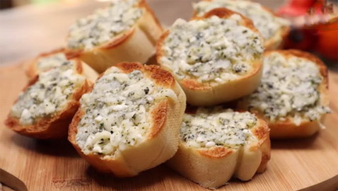إليكم طريقة تحضير خبز الثوم بالجبنة السهل والطيب