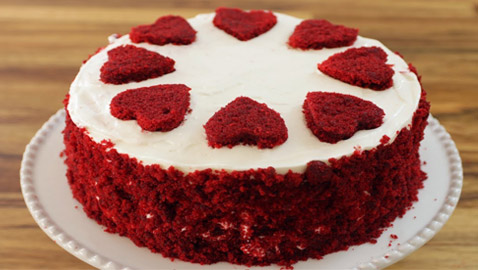 كعكة عيد الحب المخملية الحمراء بطريقة سهلة وسريعة التحضير