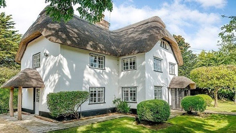 كوخ مستوحى من القصص الخيالية بمليون دولار