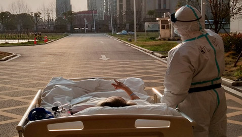 طبيب ومريض وشمس.. قصة صورة كورونا التي هزت شبكات التواصل