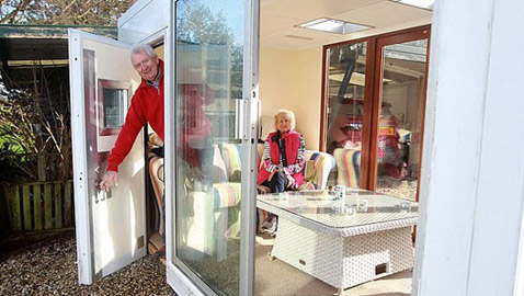 يحوّل عربة سجن إلى منزل صيفي مدهش