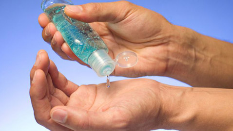 هكذا تحمي يديك من الجفاف الذي يسببه استعمال المعقّم