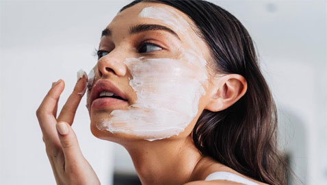 6 أقنعة تعتني ببشرتك خلال العزل المنزلي